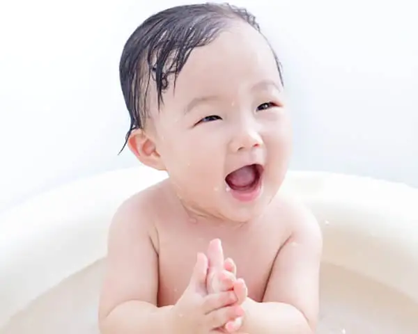 Tips Memilih Sabun Mandi Bayi Kulit Sensitif